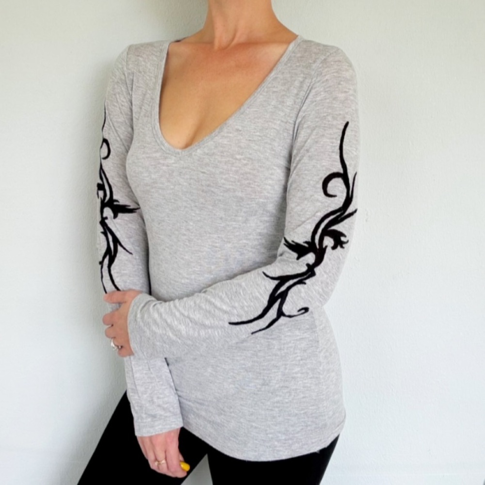 Vintage Y2K grunge gray black tribal tattoo print silver stud v-neck tee large
